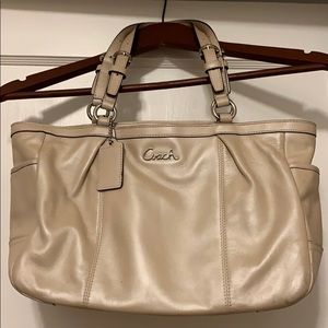 Coach shoulder bag. Gold/beige.
